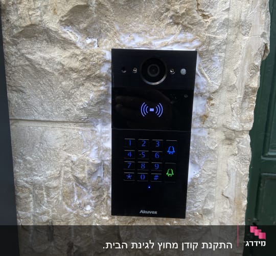 פאנל אינטרקום עם מצלמה ומקשים מוארים